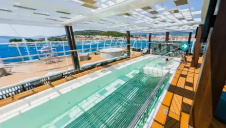POOL OP HET ACHTERDEK